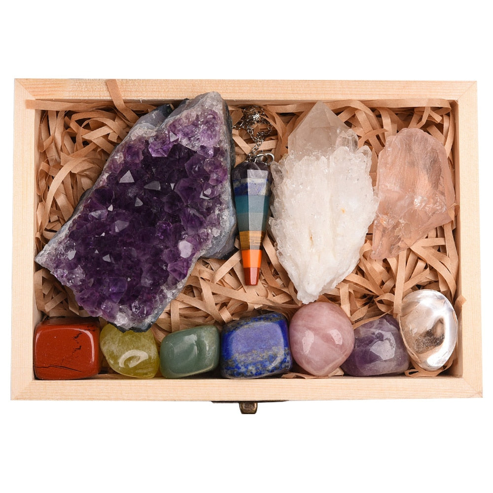 Ensemble de cristaux avec pendule et sept pierres de chakra