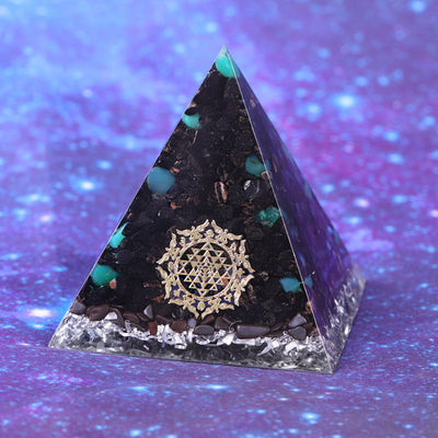 Pyramide d'orgone protectrice en cristal avec tourmaline noire