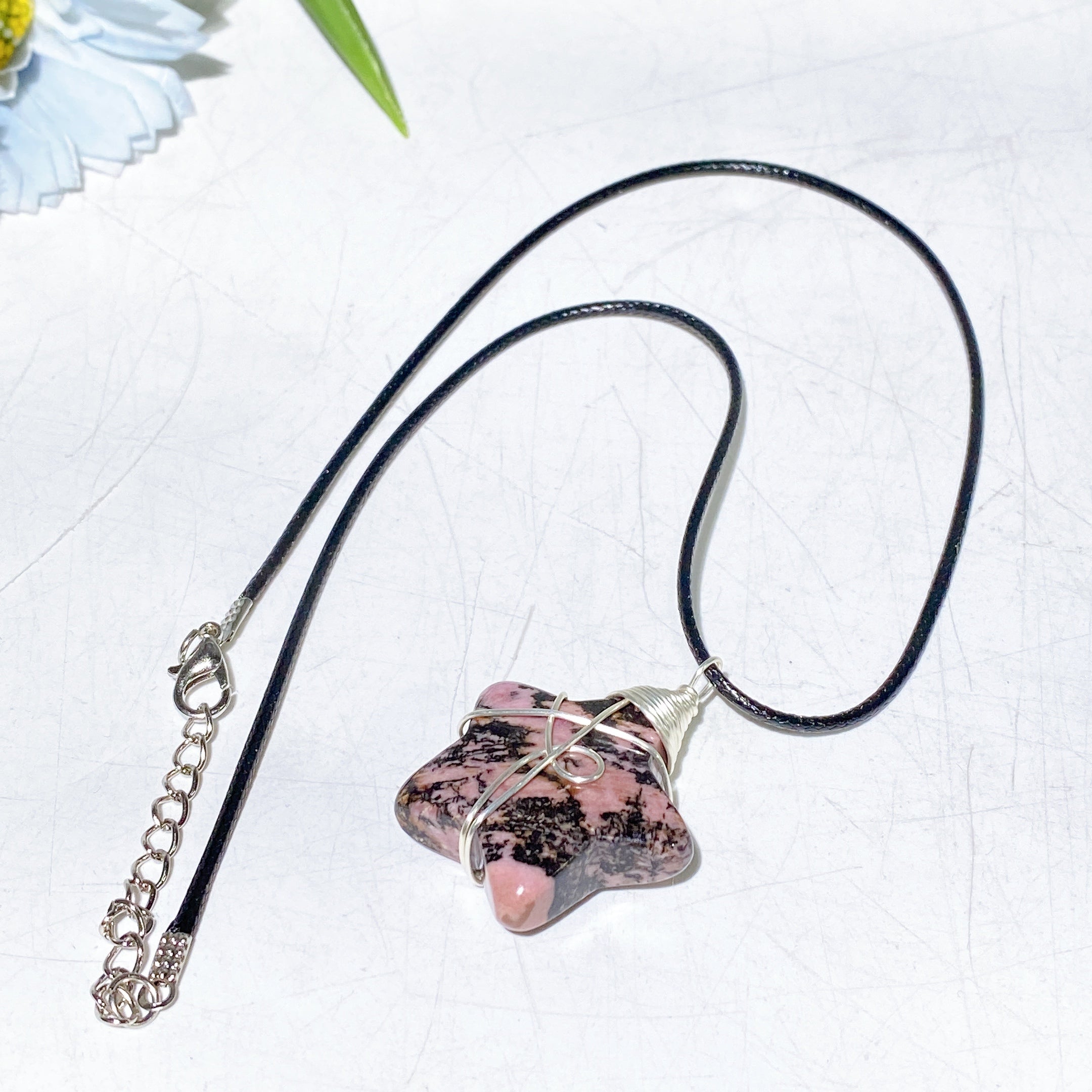 Collier avec pendentif étoile en cristal et cordon noir