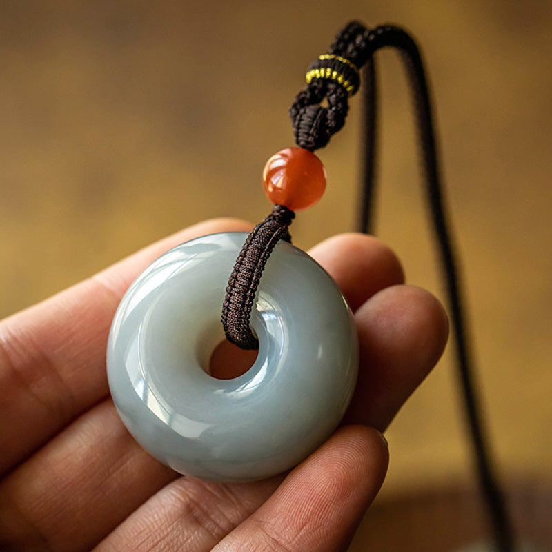 Collier porte-bonheur en jade gris naturel | Pendentif paix et prospérité