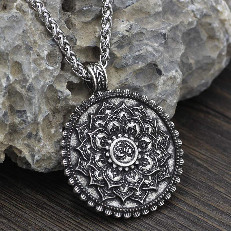 Collier unisexe électroplaqué Om Mani Padme Hum avec motif lotus