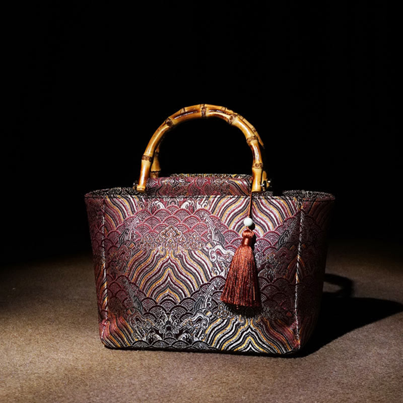 Sac à pompon en perles avec poignée en bambou et bijoux spirituels magenta foncé
