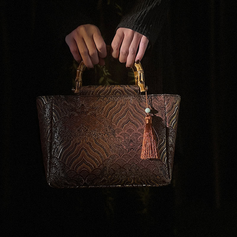 Sac à pompon en perles avec poignée en bambou et bijoux spirituels magenta foncé