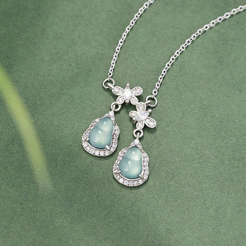 Collier porte-bonheur papillon en jade vert à double gourde