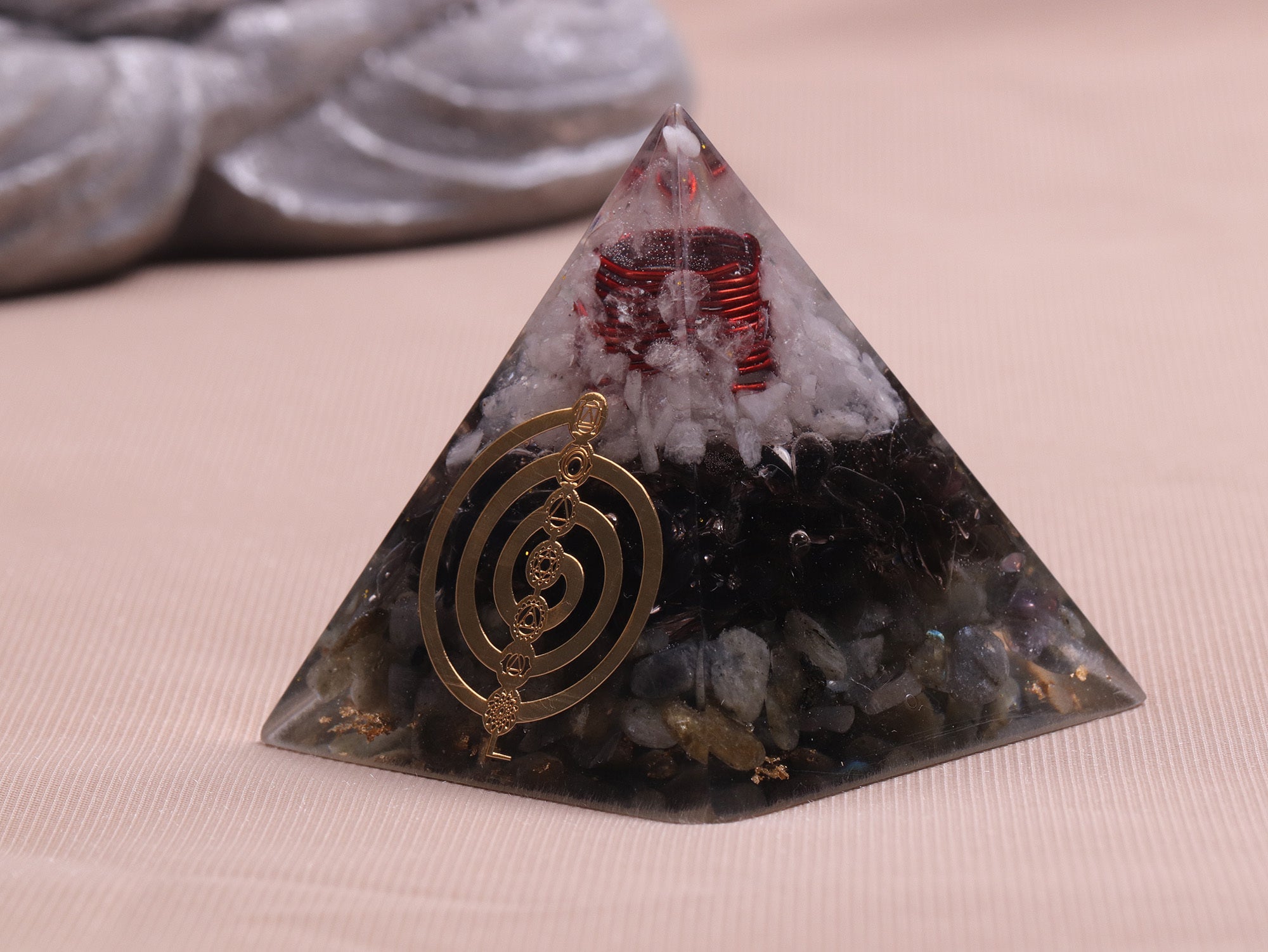 Pyramide en quartz fumé Divine Flow
