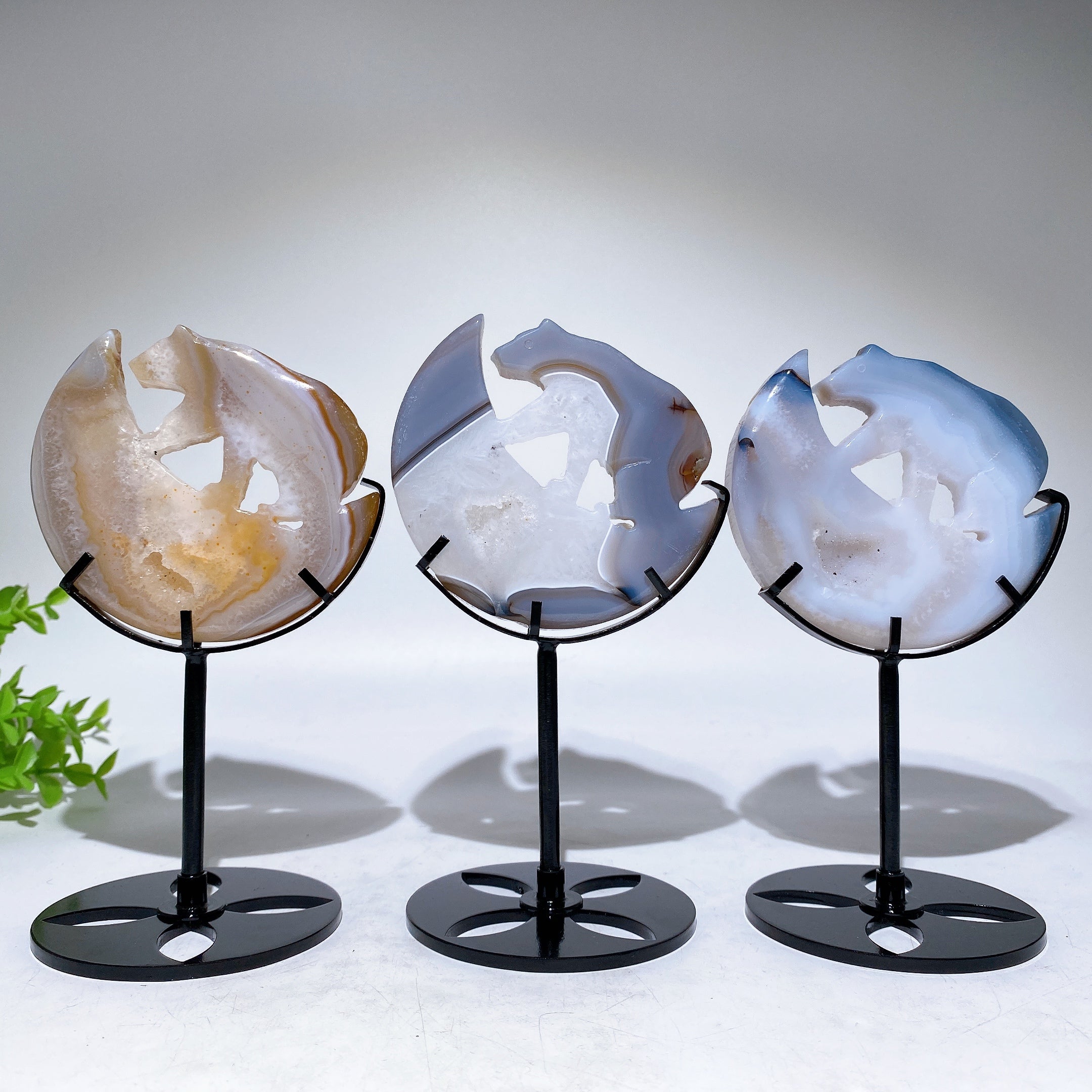 Sculpture d'ours en cristal d'agate druzy sur lune 3,2"