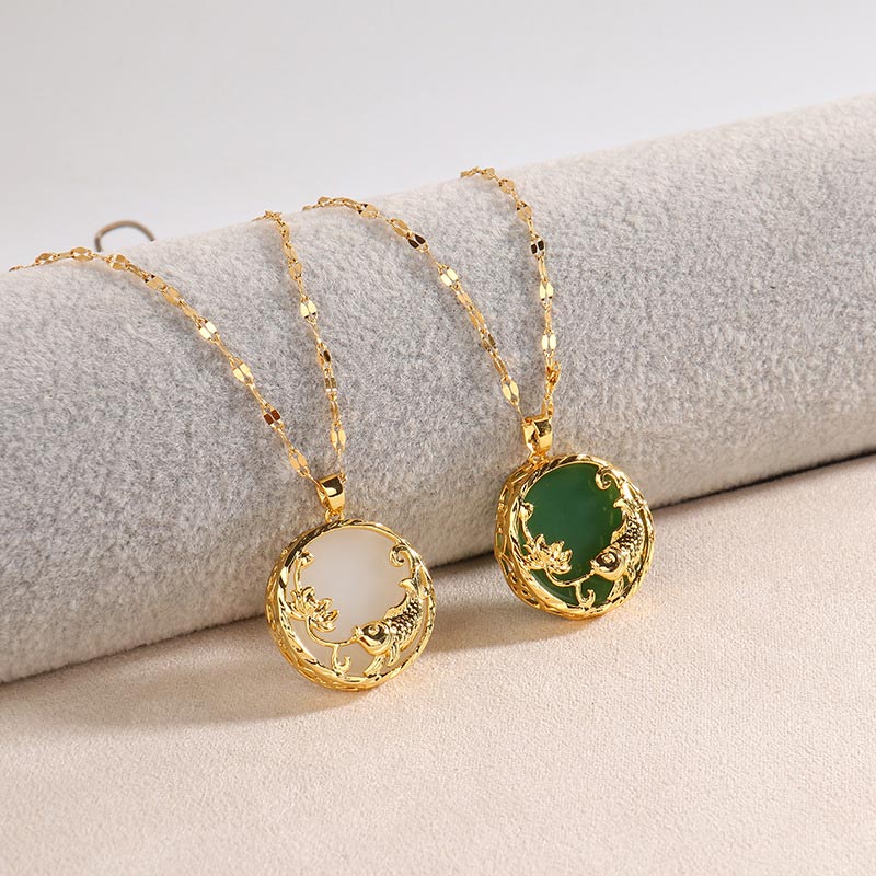 Collier pendentif porte-bonheur en jade naturel avec poisson koï et lotus