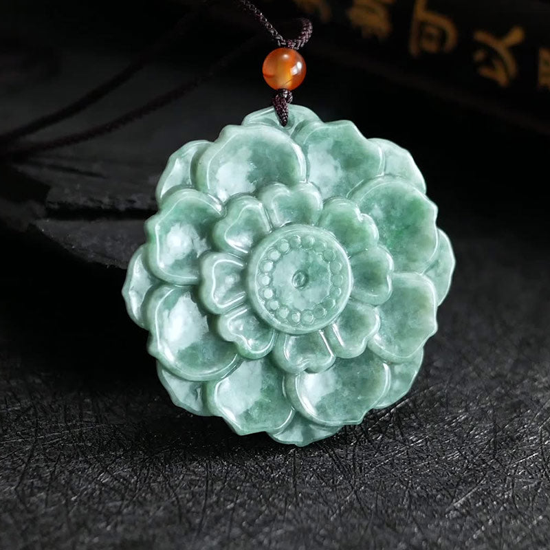 Collier en jade à motif de lotus pour la chance et la prospérité