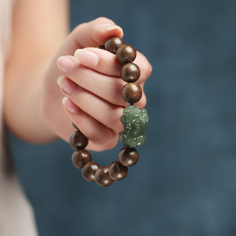Bracelet de force en bois d'agar et jade Pi Xiu de 12 mm