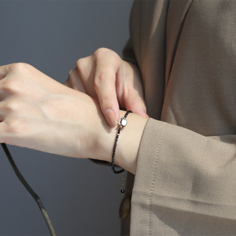 Bracelet en quartz transparent avec cristal blanc et breloque chat guérisseur plaquée or 14 carats