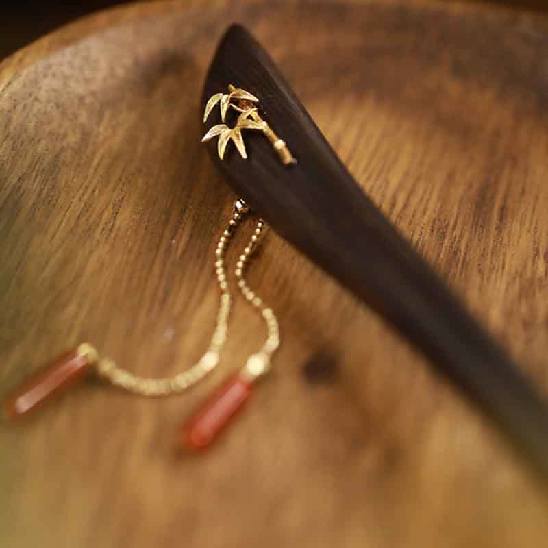 Épingle à cheveux chinoise en bois d'ébène et agate rouge avec pompon