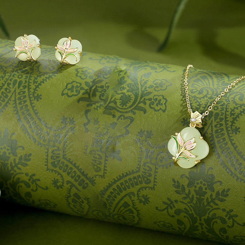Collier et boucles d'oreilles élégants en jade Hetian avec fleur de papillon