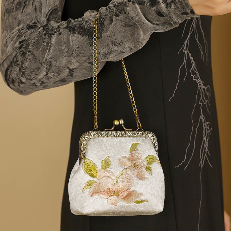 Sac à main brodé papillon oriental cerise 11 cm