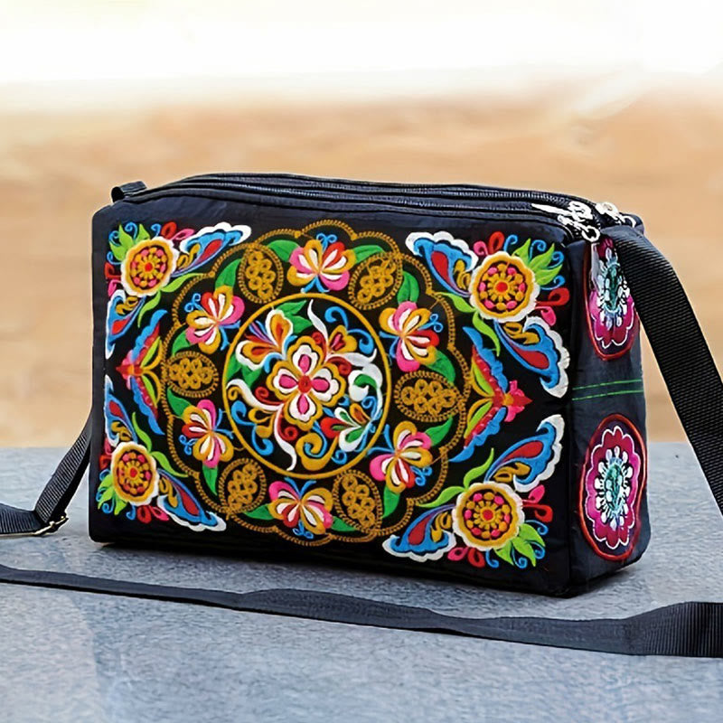 Sac bandoulière en toile brodée avec motifs pivoines et paons
