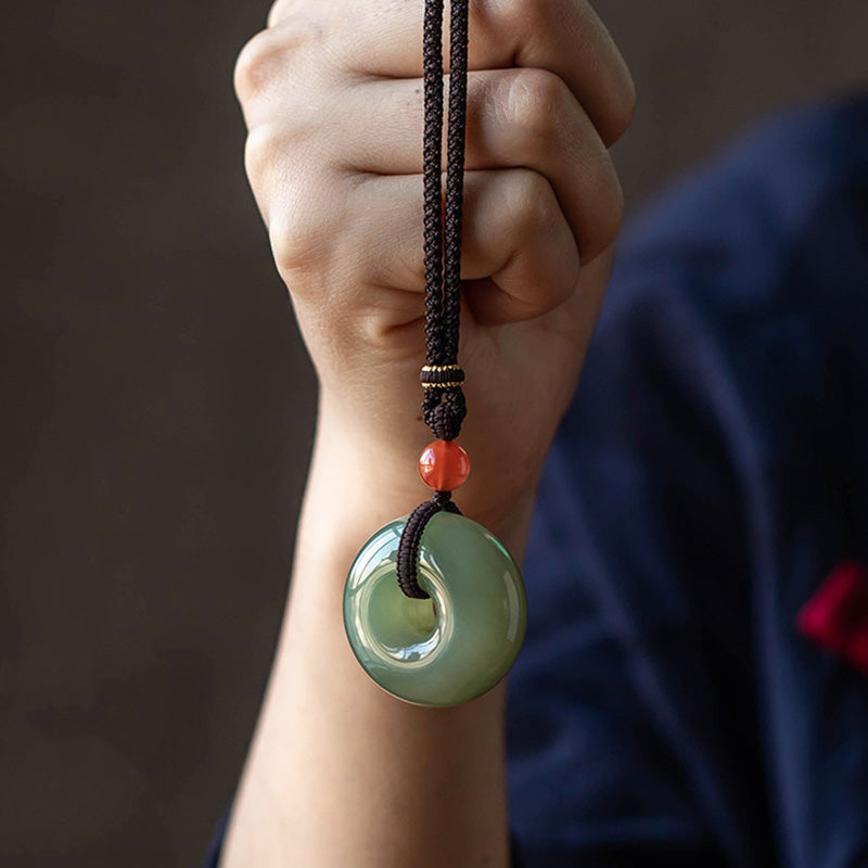 Collier porte-bonheur en jade gris naturel | Pendentif paix et prospérité