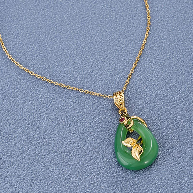 Collier porte-bonheur en jade à motif ovale