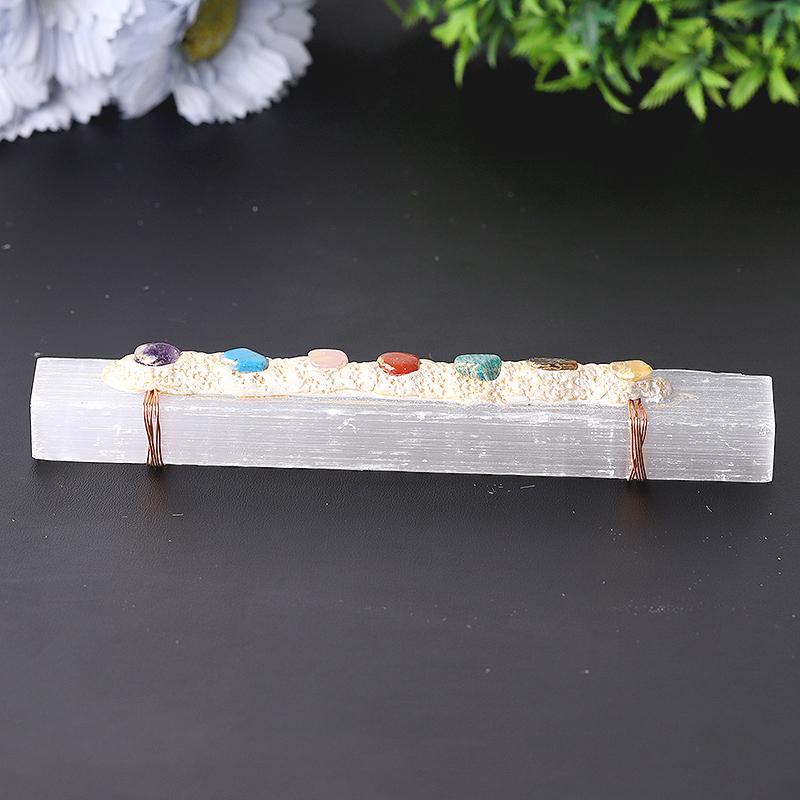 Baguette en cristal de sélénite avec pierres de guérison des chakras