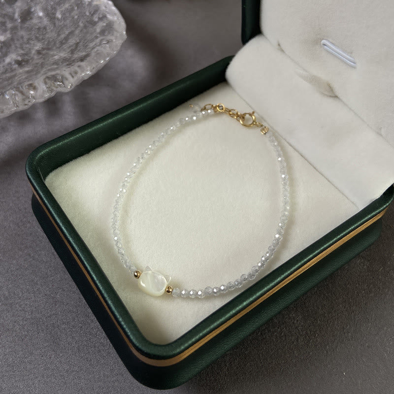 Bracelet en quartz transparent avec cristal blanc et breloque chat guérisseur plaquée or 14 carats