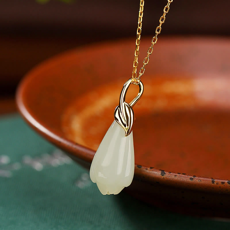 Collier en jade Hetian avec fleur de magnolia | Symbole d'abondance