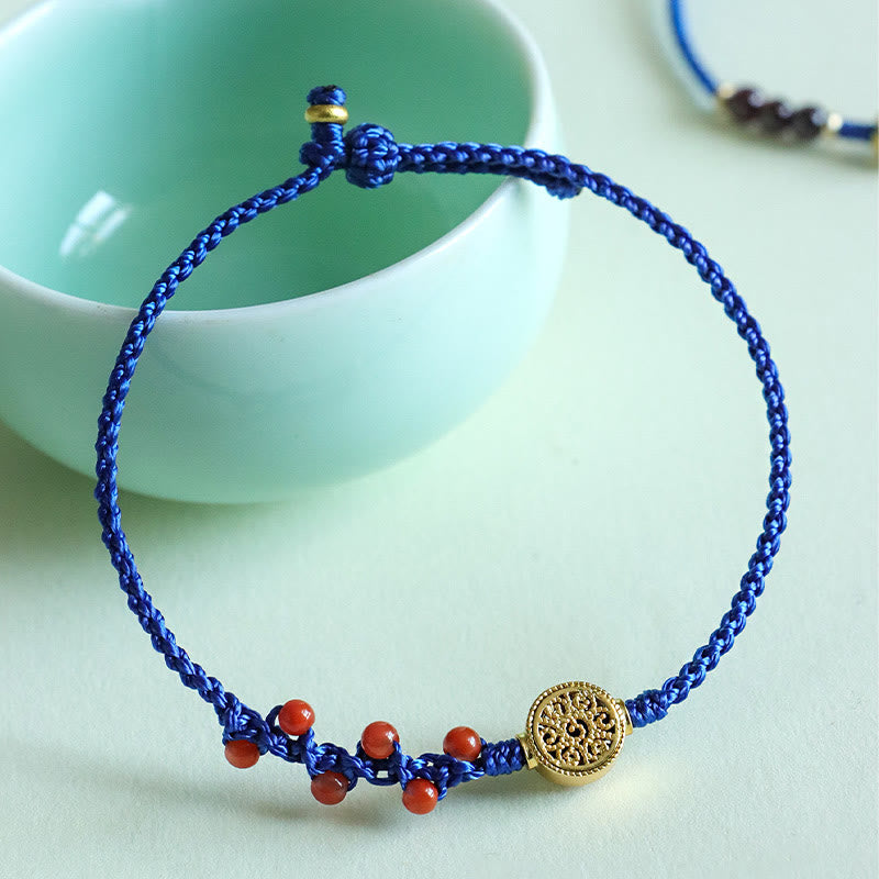 Bracelet fleur en cuivre et grenat sur fil bleu | Sons de guérison