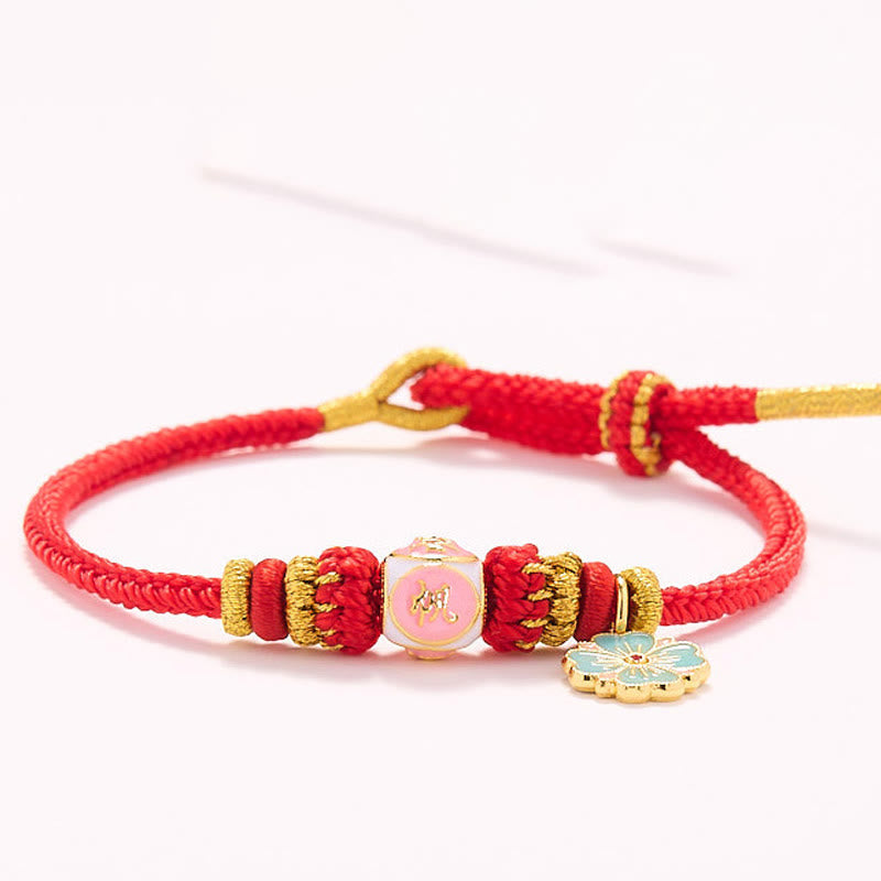 Bracelet de protection en cuivre plaqué or et fil rouge en forme de fleur de pêcher