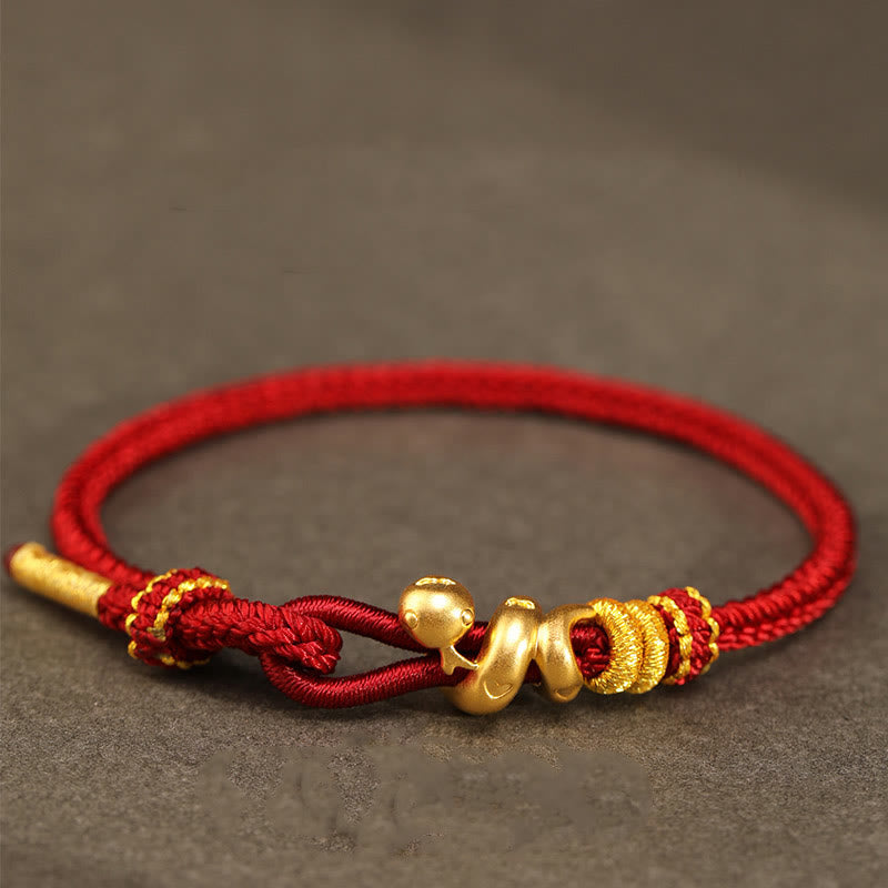 Bracelet serpent doré en fil rouge pour la force et la protection