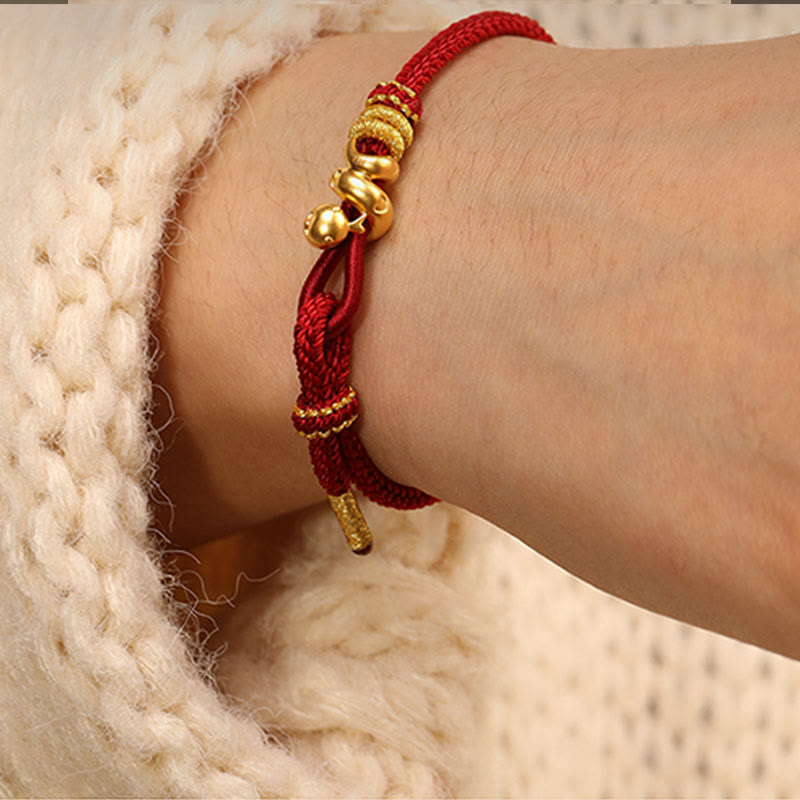 Bracelet serpent doré en fil rouge pour la force et la protection