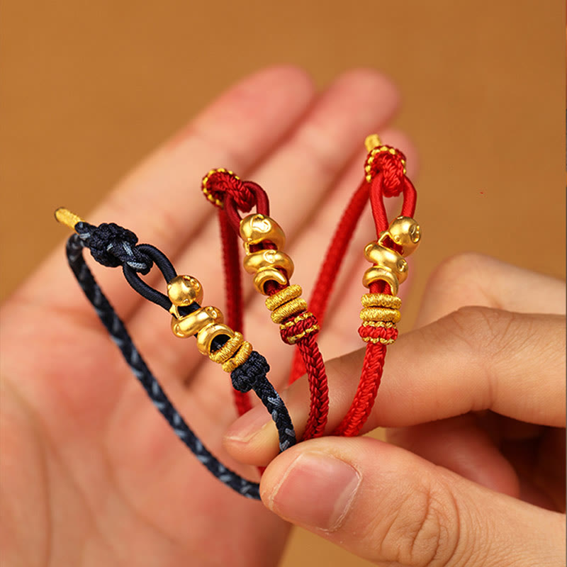Bracelet serpent doré en fil rouge pour la force et la protection