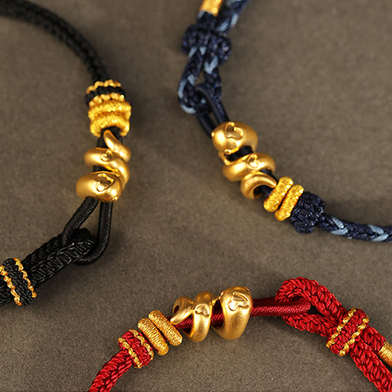 Bracelet serpent doré en fil rouge pour la force et la protection