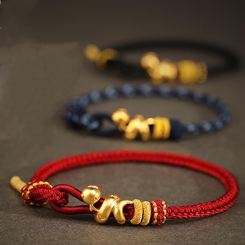 Bracelet serpent doré en fil rouge pour la force et la protection