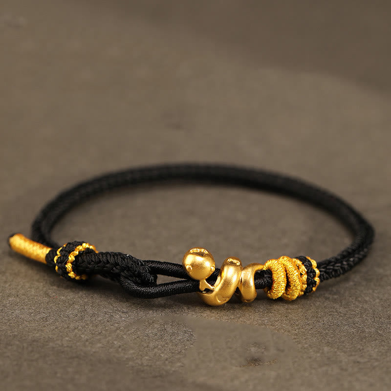 Bracelet serpent doré en fil rouge pour la force et la protection