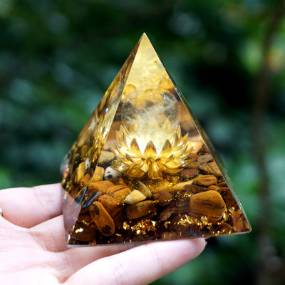 Pyramide d'orgone d'opportunité en or