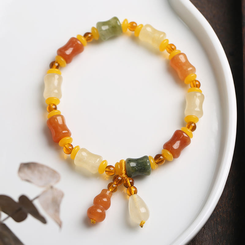 Bracelet à breloques en jade et soie dorée