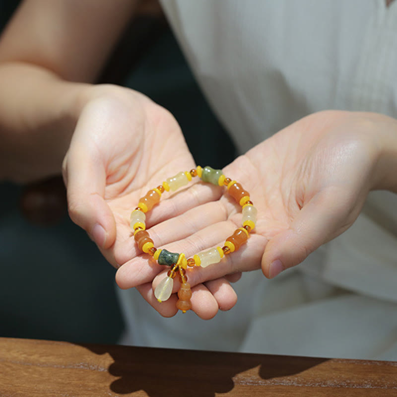 Bracelet à breloques en jade et soie dorée
