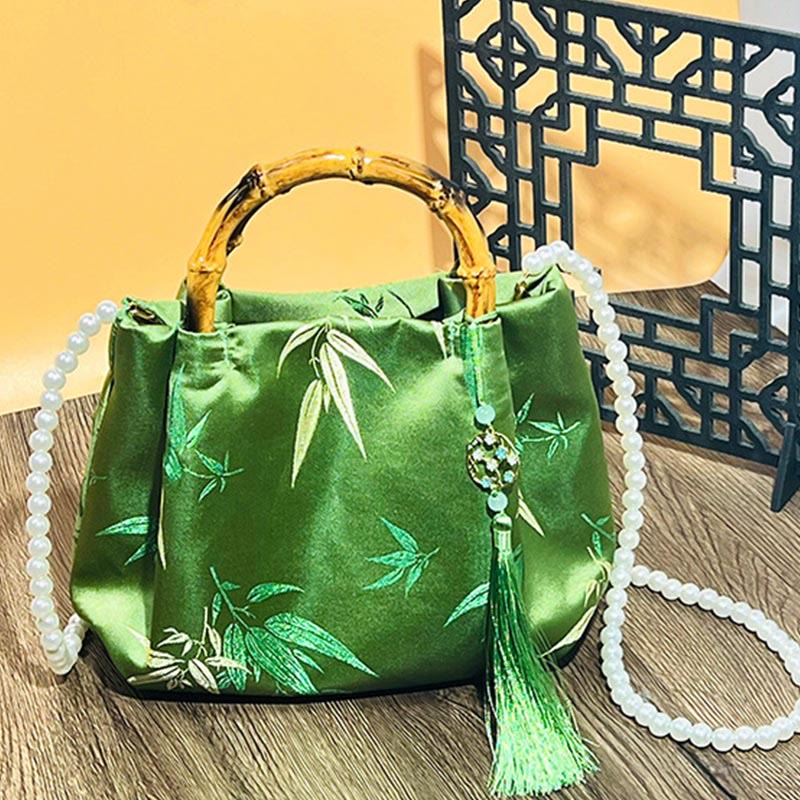 Sac bandoulière en perles avec poignée en bambou vert et broderie de feuilles
