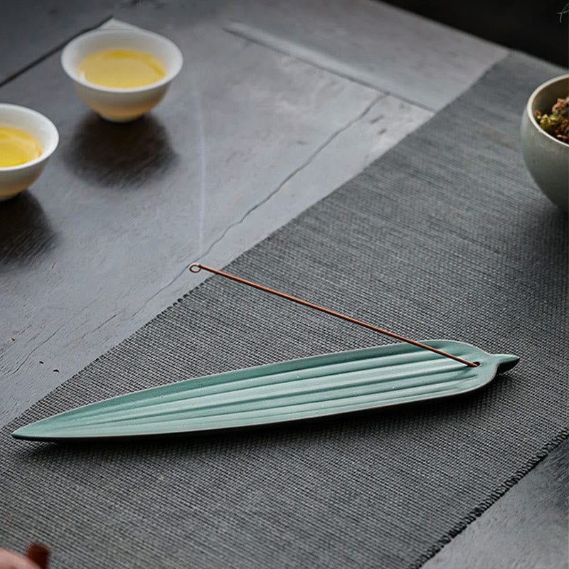 Brûleur d'encens en céramique en forme de feuille de bambou verte pour une méditation calme