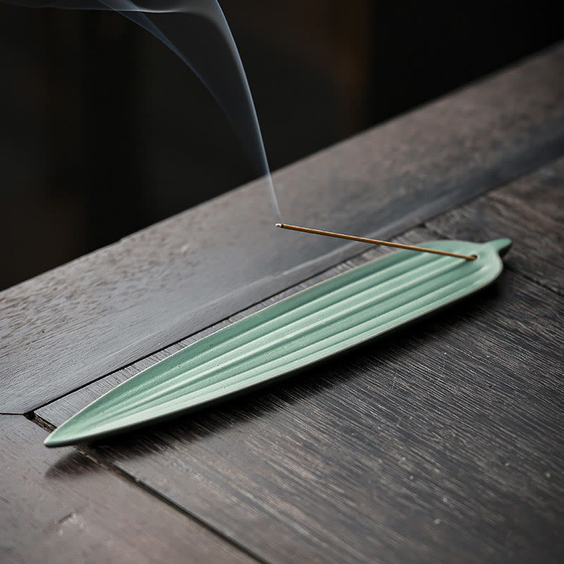 Brûleur d'encens en céramique en forme de feuille de bambou verte pour une méditation calme