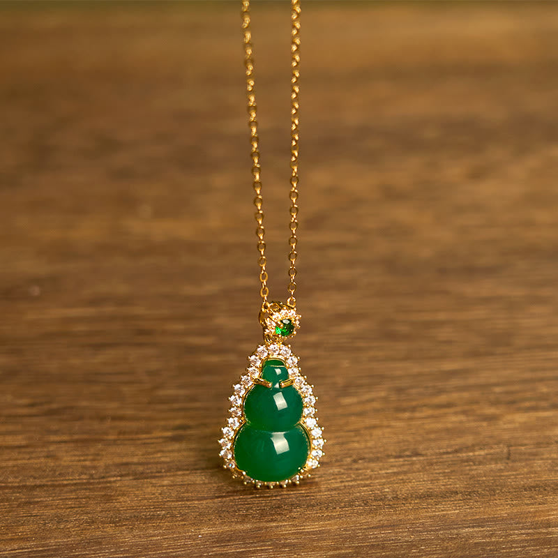 Collier pendentif en calcédoine verte pour la protection