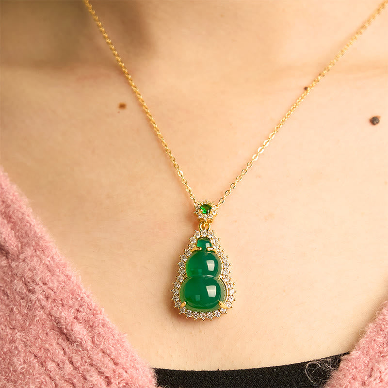 Collier pendentif en calcédoine verte pour la protection