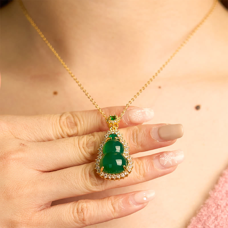 Collier pendentif en calcédoine verte pour la protection