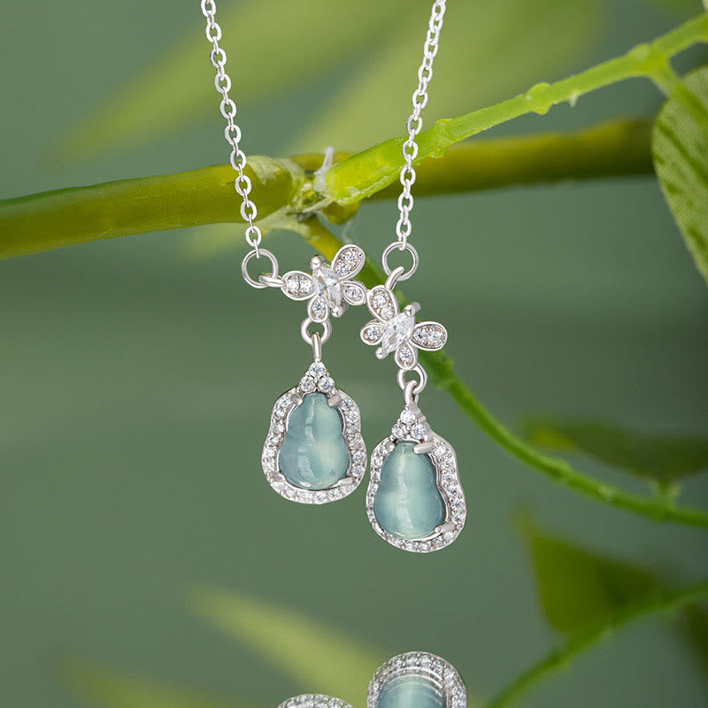 Collier porte-bonheur papillon en jade vert à double gourde