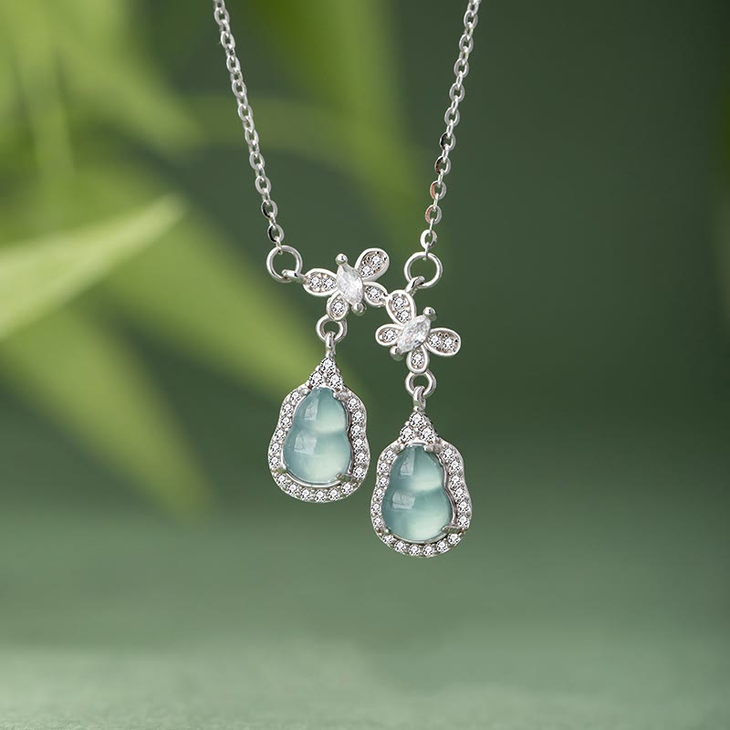 Collier porte-bonheur papillon en jade vert à double gourde