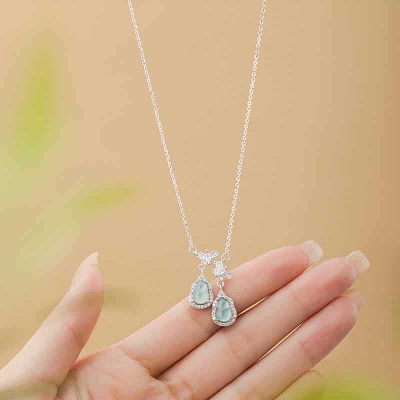 Collier porte-bonheur papillon en jade vert à double gourde