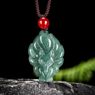 Collier pendentif porte-bonheur en jade vert à neuf queues