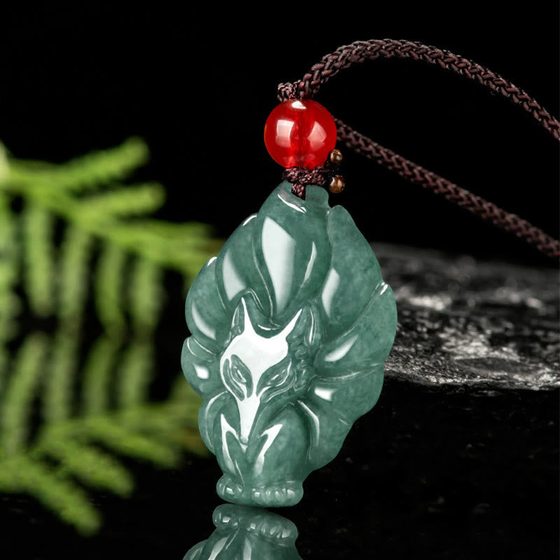 Collier pendentif porte-bonheur en jade vert à neuf queues