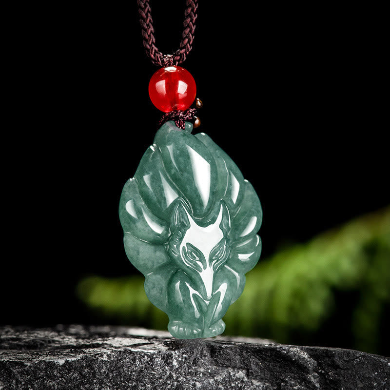 Collier pendentif porte-bonheur en jade vert à neuf queues