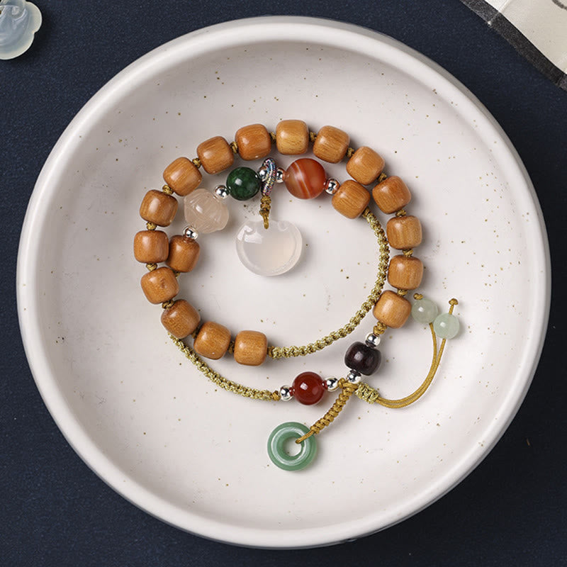 Bracelet boucle de paix en bois de santal vert et calcédoine
