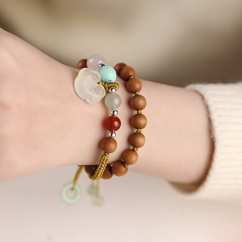 Bracelet boucle de paix en bois de santal vert et calcédoine