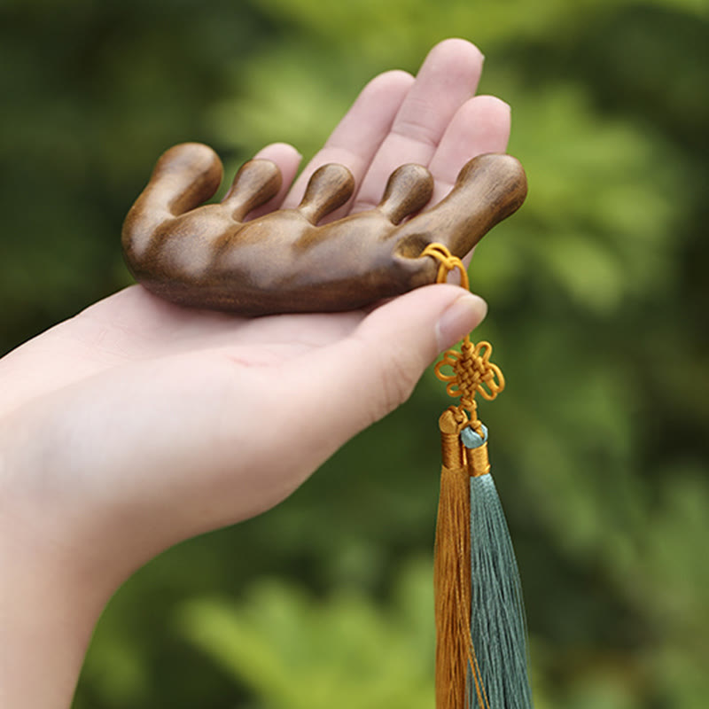 Peigne de massage à pompon en bois de santal vert pour une relaxation apaisante