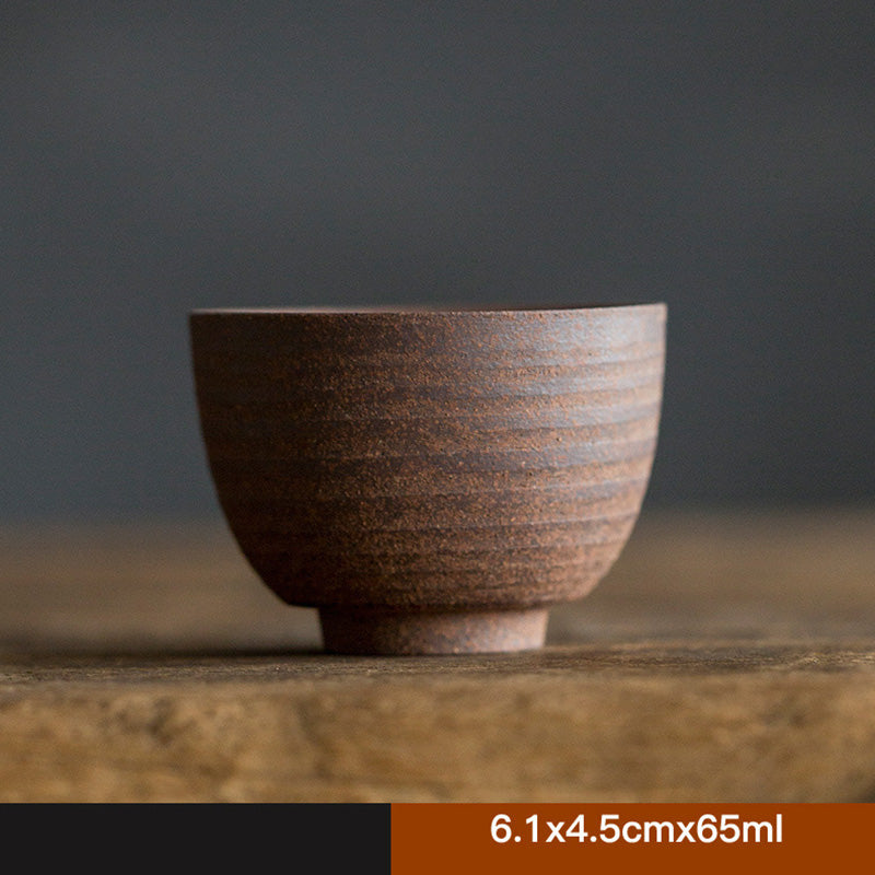 Tasse à thé zen en céramique marron rétro fabriquée à la main pour des rituels de thé conscients